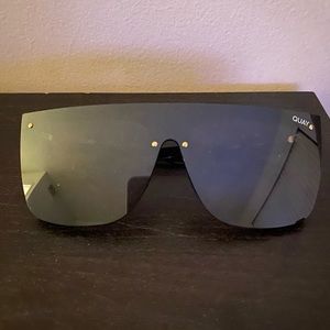 SOLD 💕💕 Quay sunglasses